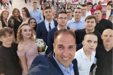 Ovo je profesor iz Šapca koji je od svojih đaka dobio PEČENO JAGNJE! Retko jede meso, ali ovaj poklon smatra NAJVREDNIJIM koji je ikad dobio, a evo i zašto! LJUDINA!