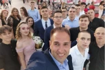 Ovo je profesor iz Šapca koji je od svojih đaka dobio PEČENO JAGNJE! Retko jede meso, ali ovaj poklon smatra NAJVREDNIJIM koji je ikad dobio, a evo i zašto! LJUDINA!