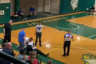 Tragedija izbegnuta u poslednjem trenutku: Sudija doživeo srčani udar na terenu - košarkaš mu spasao život! (VIDEO)