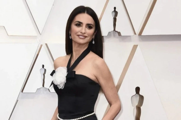 Evo kako sada izgleda Penelope Kruz! A tek pored kakvog dase se pojavila, ŠTA KAŽETE NA OVAJ PAR?