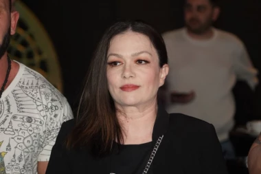 SRPSKA PEVAČICA DOŽIVELA INFARKT UŽIVO U EMISIJI! Pala pred kamerama, program HITNO prekinut: "Bol je bio neopisiv, sve je tada STALO"