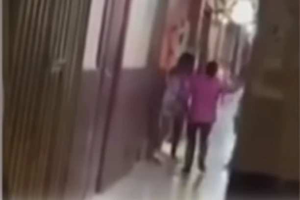 Majka krvnički pred društvom premlatila ćerku kaišem! Snimak koji je izazvao buru na društvenim mrežama! (VIDEO)