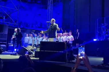 NAJEMOTIVNIJI MOMENAT NA KONCERTU! Aco Pejović posvetio pesmu menadžeru preminulom od korone! Ove reči kidaju srce (FOTO)