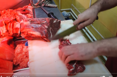 Nezapamćena prevara u Nišu! Mušterija svakodnevno pazarila nekoliko kilograma mesa i to plaćala svega 500 dinara!