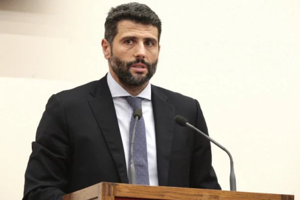 ŠAPIĆ POZVAO GRAĐANE DA U 18 ČASOVA ISPRED STAROG DVORA ODAJU POŠTU UBIJENIM BEOGRAĐANIMA