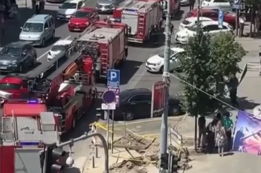 VELIKI BROJ VATROGASNIH EKIPA ISPRED TREZORA U BEOGRADU: Zapalila se ventilacija u zgradi (FOTO)