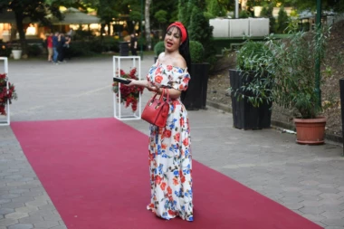 KAKVA BOMBA! Zlata Petrović puni 60, a izgleda kao AVION! Evo kako naša pevačica proslavlja veliki jubilej (FOTO)