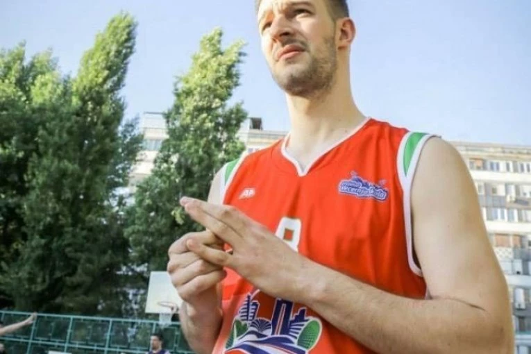 PRIZOR KOJI SLAMA SRCE: Navijači AEK-a na poseban način odali poštu Stevanu Jelovcu (FOTO)