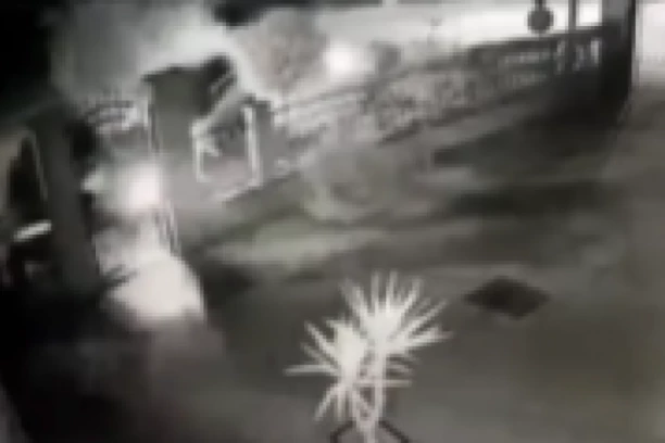 STRAVIČNA NESREĆA U BELOJ CRKVI: Automobil se pri velikoj brzini zakucao u parkirano vozilo