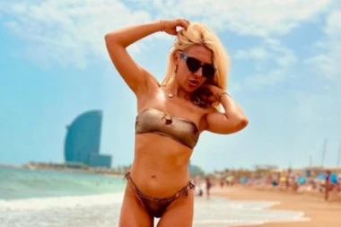 Vrela Jovana Jeremić! Voditeljka pokazala izvajano i izazovno telo, pa otkrila ko je nepoznati MUŠKARAC sa kojim je na letovanju! (FOTO)