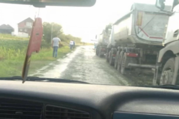 Dva autobusa puna đaka zbog nevremena u Topoli zaglavljena u koloni! Na putu iščupano drveće, ali i kablovi od struje!