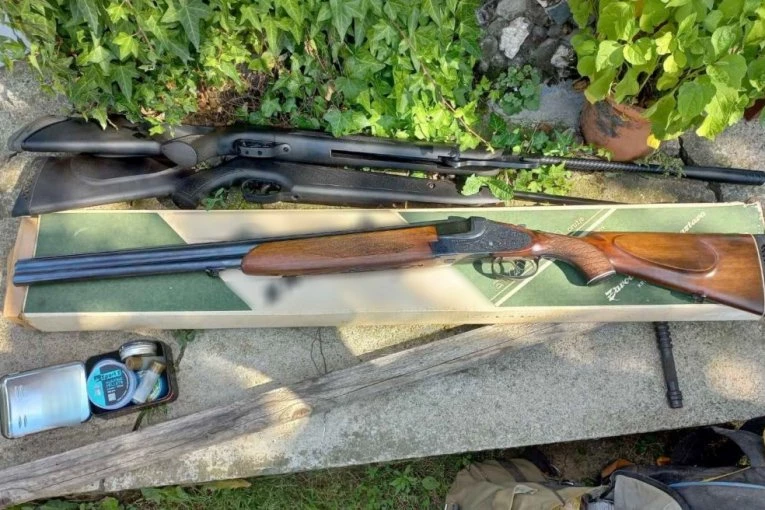Jeziv slučaj porodičnog nasilja u Kruševcu! Pretukao ženu i pretio joj pištoljem! Policija pronašla arsenal oružja i 25 kilograma eksploziva! (FOTO)