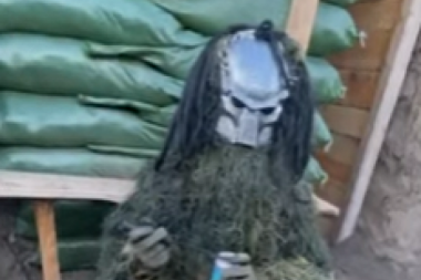 PREDATOR LOVI RUSE NA PRVOJ LINIJI FRONTA! Ukrajinski snajperista sa maskom iz kultnog filma snimljen u Ukrajini - GORE MREŽE! (VIDEO)