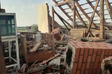 APOKALIPTIČNE SLIKE IZ TOPOLE! Nevreme oborilo krst na crkvi i uništilo kuće! (FOTO)