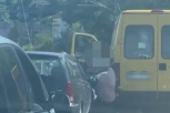 NEVIĐENA MAKLJAŽA U RAKOVICI! Kombi uleteo u traku, iznervirani vozač izašao da se tuče sa dvojicom: Ljudi u koloni čekali i pretili policijom (VIDEO)