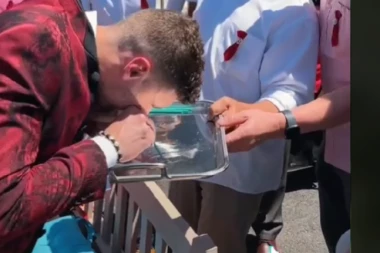 HIT SNIMAK sa svadbe zapalio internet! Mladoženja šmrče beli prah i seče gredu! Kokain ili prašak za pecivo?! (VIDEO)