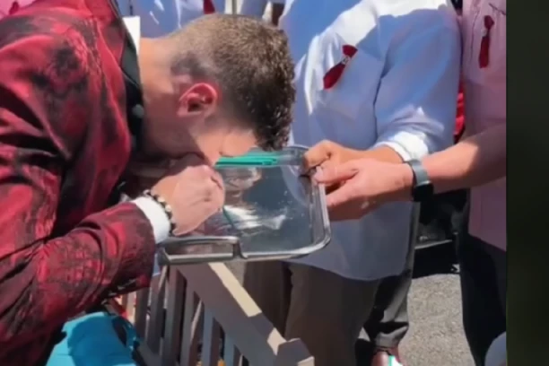 HIT SNIMAK sa svadbe zapalio internet! Mladoženja šmrče beli prah i seče gredu! Kokain ili prašak za pecivo?! (VIDEO)