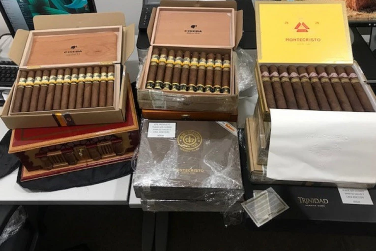 Rekordan ulov na aerodromu "Nikola Tesla"! Pokušali da unesu kubanske cigare vredne 45.000 dolara! (FOTO)