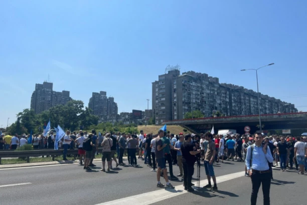JASNO JE KO STOJI IZA PROTESTA! Radnici Fijata odbili pregovore sa Vladom i izašli na ulice! (FOTO)