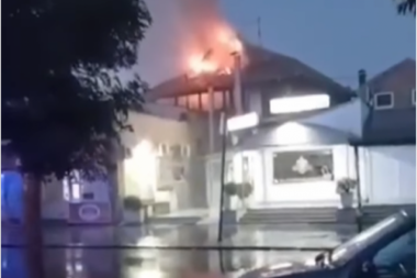 Grom udario u krov objekata u Mladenovcu! Izbio požar, plamen se diže u nebo! Nevreme izazvalo haos!