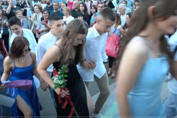 Devojčica iz Beograda ostala bez partnera za maturu! Ispalio je zbog druge! Usijale se društvene mreže!
