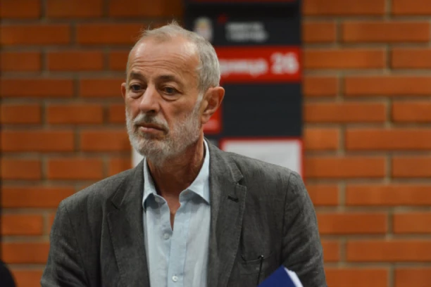 MIKA ALEKSIĆ IMA 40 KILOGRAMA, NE MOŽE DA GOVORI! Učitelj glume se opet nije odazvao sudu da odgovara na optužbe za silovanje glumica, branilac tvrdi da je teško bolestan!