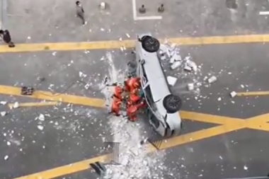 BIZARNA NESREĆA U KINI! Testirali električni automobil, pa pali sa zgrade! "Nesreću nije izazvalo vozilo"! (VIDEO)