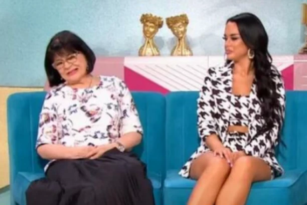 ŠOK, PRED SVIMA URONILA U KOLEGINICINO BUJNO POPRSJE! Pevačica nije mogla da odoli nabreklim oblinama: "Imala je velik dekolte, sve se videlo..."