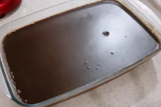 Recept za ČOKOLADNI KOLAČ „ČISTA PETICA“: Kremasto zadovoljstvo za istinske sladokusce!