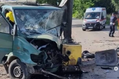 DVOJE POGINULO U SAOBRAĆAJCI NA PUTU POŽEGA-UŽICE: Vatrogasci sekli kombi kako bi izvukli vozača