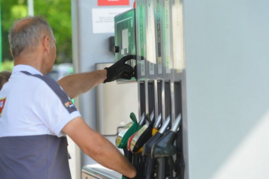 OPET POSKUPELO GORIVO: Evo koliko koštaju dizel i benzin na srpskim pumpama