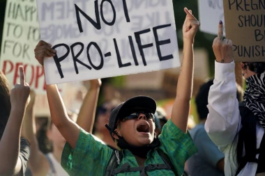 MUŠKARCI ŠIROM SAD SE ODLUČUJU NA OVAJ KORAK: Veštačka neplodnost postala trend, dok ženama zabranjuju abortus