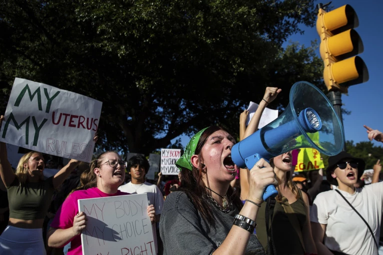 HAOS U AMERICI: Zatvaraju se klinike za abortus, protesti u više država (FOTO)