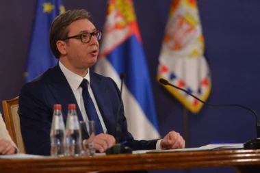 DAJEMO TRI MILIJARDE U KEŠU! Vučić saopštio veliku vest: Umesto 5, dajemo 15.000 dinara!