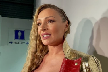 Nisam ni očekivala da će LUNA doći, tu su mi samo sestra i MENADŽER: Anabela Atijas SAMA na nastupu DEVEDESETIH! (VIDEO)