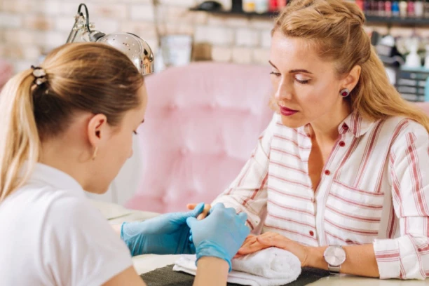 PLATILA SAM MANIKIR 250 DOLARA, a preživela sam noćnu moru! Trebalo je da budem deveruša, a sa takvim prstima nisam mogla van kuće!