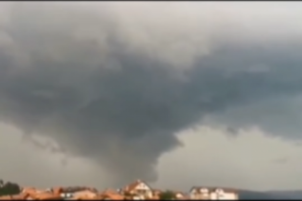 Stravičan snimak! Monstrum od oblaka iznad Novog Pazara! Ljudi u šoku! (VIDEO)
