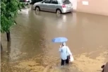 OVDE BI SE I ISUS NAMUČIO: Parking u Zemunu kao veštačko jezero, ljudi se jedva probijaju kroz njega (VIDEO)