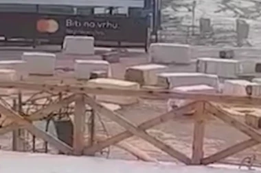 JAKO NEVREME NA KOPAONIKU: Vetar pomerao sve pred sobom, padali i kiša i grad (VIDEO)