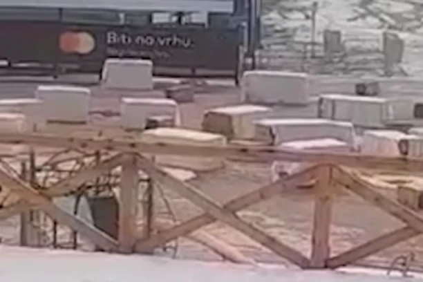 JAKO NEVREME NA KOPAONIKU: Vetar pomerao sve pred sobom, padali i kiša i grad (VIDEO)