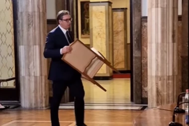 GOSPODIN! Džentlmenski potez Aleksandra Vučića bacio i Srbiju i region u trans! Muškarci, gledajte i učite! (VIDEO)