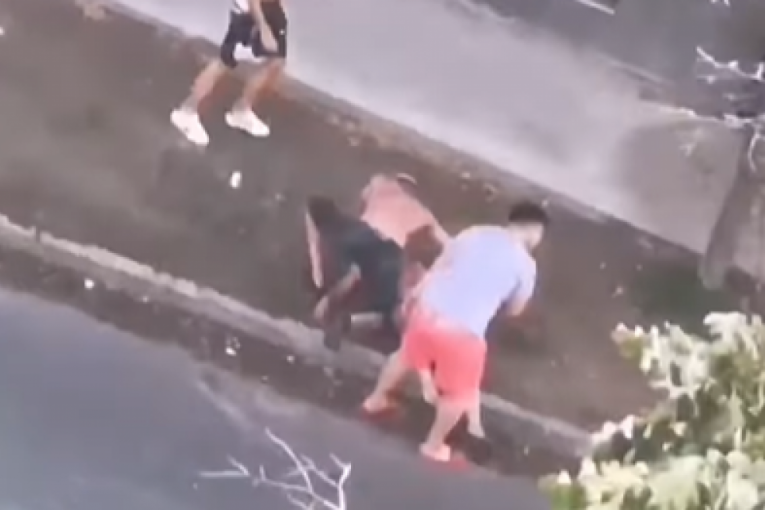 Šta se dešava!? Još jedna surova tuča! Čovek isprebijan i onesvešćen leži na ulici u Petrovaradinu, drugi motkom mlatara oko njega! (VIDEO)
