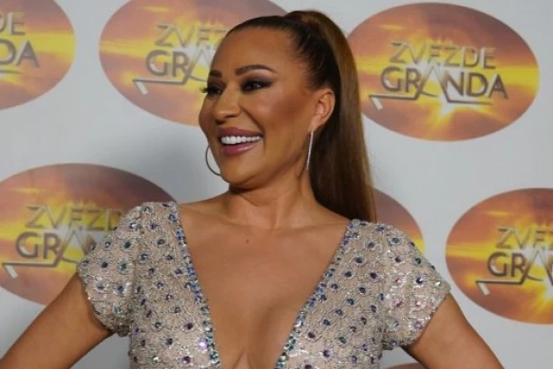 CECA U NIKAD KRAĆEM ŠORTSU: Pokazala vitku liniju, a njen PROVOKATIVAN autfit mami uzdahe! (FOTO)