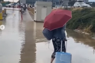 APOKALIPTIČNE SCENE NA BEOGRADSKOM AERODROMU: Terminali poplavljeni, iz plafona teče voda (FOTO)