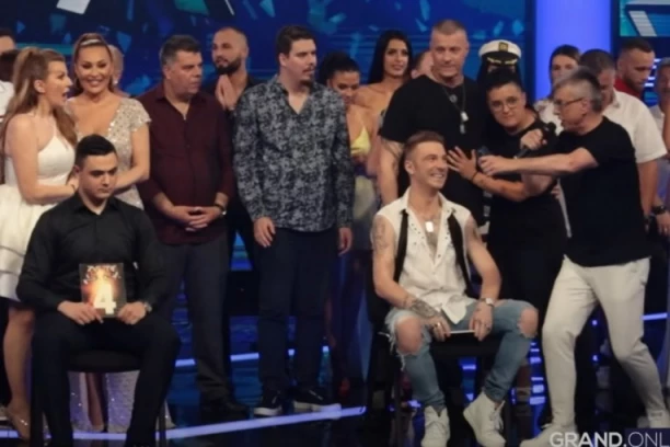 Čelnik "Granda" se baškari na moru, a od snimanja emisija i dalje ništa: Popović se pravi lud, pobegao u Opatiju, žiri ostavio na cedilu!