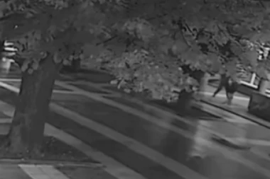 NOVA TUČA! SNIMAK IZ SOKOBANJE: Dvojica mlate jednog, treći samo gleda? (VIDEO)