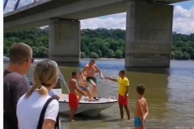 DRAMA U NOVOM SADU: Mladić skočio sa mosta pred punim Štrandom, spasioci ga jedva izvukli (VIDEO)