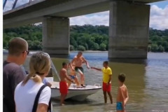 DRAMA U NOVOM SADU: Mladić skočio sa mosta pred punim Štrandom, spasioci ga jedva izvukli (VIDEO)
