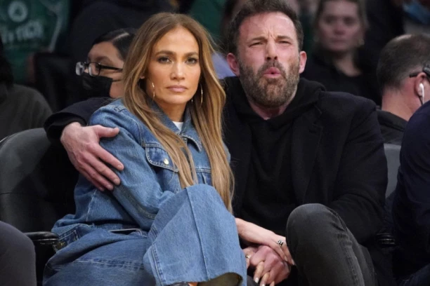 DŽENIFER LOPEZ PRVI PUT U JAVNOSTI NAKON PRIČA O RAZVODU: Jednim potezom podgrejala sumnju, kada je videla fotografe uradila OVO (FOTO)