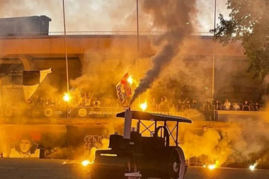 Humska u plamenu: Grobari priredili neviđeni spektakl - bakljadom pružili podršku igračima! (FOTO)